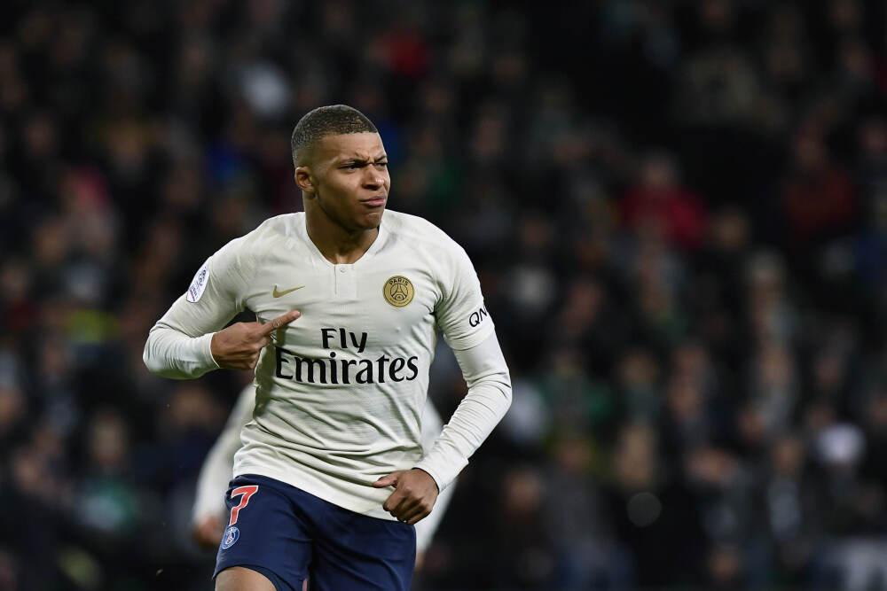 香港IPO市场2025年募资超2858亿港元，重登全球榜首